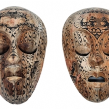 זוג מסכות ישנות ויפות ממלזיה, עשויות עץ מגולף ומצוייר