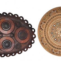 לוט של שני פריטי נוי (מגש עשוי עור וצלחת עשויה עץ), מעוטרים