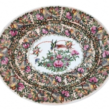 מגש פורצלן סיני אובאלי עתיק, מעוטר ציורי יד באמייל פוליכרום בדגם קנטונזי מנדריני