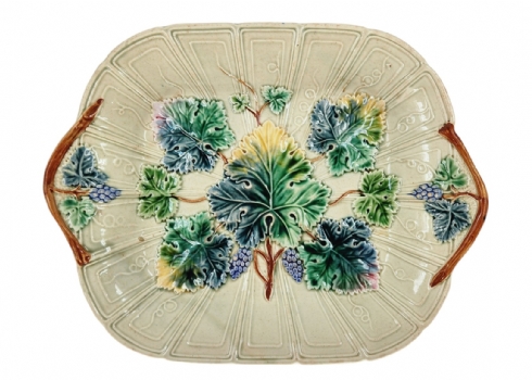 מגש עתיק (תחתית למרקיה) עשוי מג'וליקה (Majolica), הרבע האחרון של המאה ה-19
