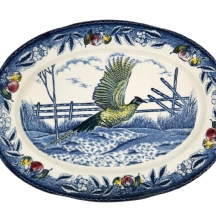 מגש אובאלי ישן ויפה, עשוי חרס מעוטר בשילוב של הדפס מועבר בכחול ובצביעת יד באמייל