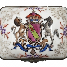 קופסת פורצלן צרפתית עתיקה מתוצרת אדמה סמסון (Edme Samson), מעוטרת ציורי יד