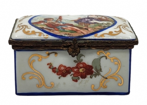 קופסת פורצלן צרפתית עתיקה, מעוטרת בציורי יד באמייל פוליכרום של פרחים ובזהב חתומה