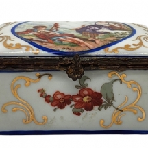 קופסת פורצלן צרפתית עתיקה, מעוטרת בציורי יד באמייל פוליכרום של פרחים ובזהב חתומה