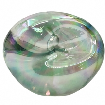 משקולת נייר, עשויה זכוכית זרחנית, חתומה ומתוארכת 1995, גובה: 9.5 ס"מ, רוחב: 12 ס