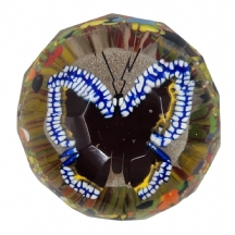 משקולת נייר , עשויה זכוכית מעוטרת בצורת פרפר על משטח מסוג 'End of Day Glass'