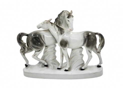 פסל פורצלן גדול בדמות שני סוסים
