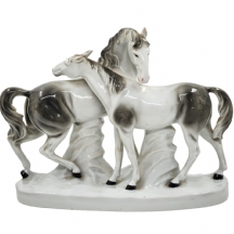 פסל פורצלן גדול בדמות שני סוסים, מעוטר בצביעת יד, לא חתום