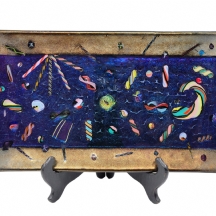 מגש זכוכית סטודיו מתוצרת: Kurt McVay, מעוטר בדגם 'glass candy canes', חתום