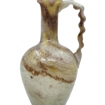 כד זכוכית דקורטיבי עכשווי בסגנון ארכיאולוגי, עשוי בעבודת ניפוח ידנית