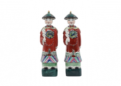 זוג פסלים סינים דקורטיבים עשויים חרסינה מעוטרים בצביעת יד באמייל פוליכרום ובזהב