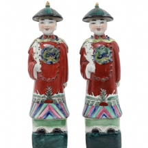זוג פסלים סינים דקורטיבים עשויים חרסינה מעוטרים בצביעת יד באמייל פוליכרום ובזהב
