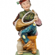 פסל פורצלן עתיק בדמות גבר וקרן יער, מעוטר בצביעת יד באמייל ובזהב, לא חתום