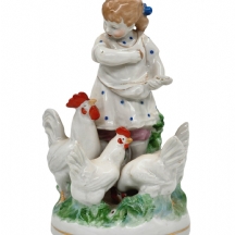פסל פורצלן רוסי (סובייטי) ישן בדמות ילדה מאכילה תרנגולות, מתוצרת: Dulevo
