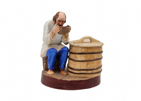 פסל ביסקוויט רוסי בדמות גבר שותה מקובש ליד חבית שיכר, מתוצרת: 'פופוב' (Popov)