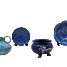 לוט של 4 חפצי קרמיקה ישנים שונים, יצרנים ודגמים שונים, מעוטרים בזיגוג כחול