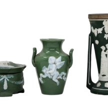 לוט של 3 חפצי נוי עתיקים שונים עשויים חרסינה ומעוטרים עיטורי בלט על רקע ירוק