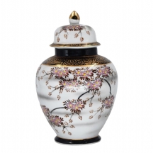 כד 'קוטאני' (Kutani) יפני ומכסה תואם, עשוי פורצלן מעוטר בציורי יד באמייל ובזהב