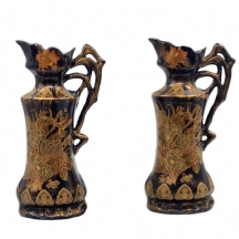 זוג קנקני חרסינה דקורטיביים בסגנון אר נובו, מעוטרים בזהב על רקע כחול קובלט