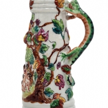 קנקן חרסינה דקורטיבי מעוטר עיטורי בלט של ילדים בחגיגת הבציר, ידית מפוסלת בדמות