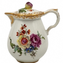 קנקן פורצלן גרמני עתיק ואיכותי ומכסה תואם, יוצר ועוטר באחד הסדנאות בדרזדן, מעוטר