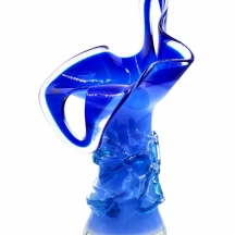 אגרטל גדול ומאסיבי, עשוי זכוכית קובלט בעבודת ניפוח אמנותית, בעל צורה אמורפית