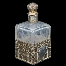 בקבוק בושם צרפתי מתחילת המאה ה-18 משולב קריסטל ומעוטר חריטת יד