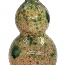 אגרטל קרמיקה סיני בצורת 'דלית כפולה' (Double Gourd) מעוטר בזיגוג ירוק, חתום