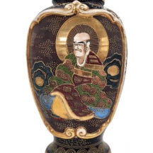 כי סטסומה (Satsuma) יפני עתיק, מתקופת מעבר המאה, מעוטר באמייל וזהב על רקע קובלט