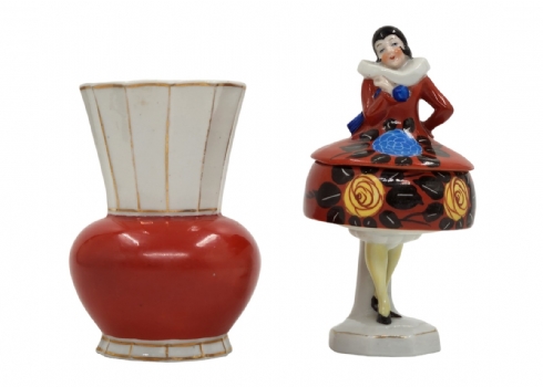 לאספני אר דקו - לוט של 2 חפצי פורצלן אר דקו הכולל קופסה ומכסה בדמות נערה בשמלה