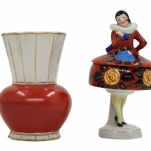 לאספני אר דקו - לוט של 2 חפצי פורצלן אר דקו הכולל קופסה ומכסה בדמות נערה בשמלה