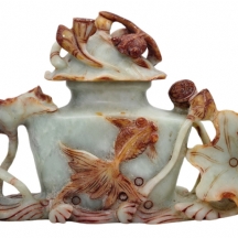 קישוט שולחני סיני גדול ומאסיבי מאד ומכסה תואם, עשויים אבן טבעית, מגולפת בדגם