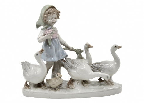 פסל פורצלן גרמני מתוצרת 'Carl Scheidig', מעוצב בדמות ילדה רועת אווזים, מעוטר