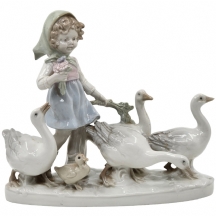 פסל פורצלן גרמני מתוצרת 'Carl Scheidig', מעוצב בדמות ילדה רועת אווזים, מעוטר