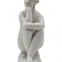 פסלון פורצלן רוסי ישן מתוצרת 'לומונוסוב' (Lomonosov), בדמות נערה, מעוטר באמייל