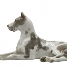 פסלון פורצלן רוסי ישן מתוצרת 'לומונוסוב' (Lomonosov), בדמות כלב דני, מעוטר