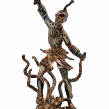 'לוחם סיני נלחם במפלצת ימית' - פסל סיני עשוי כסף 'סטרלינג' בשיטת השעווה הנעלמת