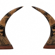 זוג קישוטים סינים עשויים קרני תאו מים, מעוטרים בעבודת חריטה ידנית בדגם דרקונים