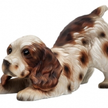 פסל פורצלן בדמות כלב, מעוטר בצביעת יד, לא חתום