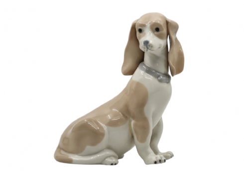 פסל פורצלן בדמות כלב, מעוטר בצביעת יד, לא חתום
