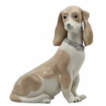 פסל פורצלן בדמות כלב, מעוטר בצביעת יד, לא חתום