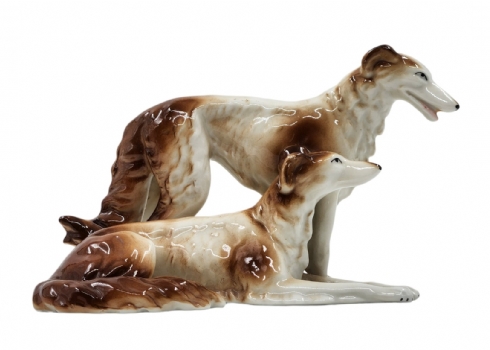 פסל פורצלן בדמות זוג כלבים, מעוטר בצביעת יד, לא חתום
