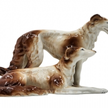 פסל פורצלן בדמות זוג כלבים, מעוטר בצביעת יד, לא חתום