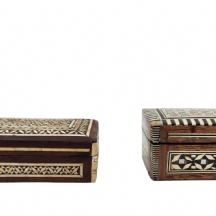 לוט של 2 קופסאות הודיות שולחניות מעוטרות בעבודת סדלי או שיבוץ סדלי (Sadeli)