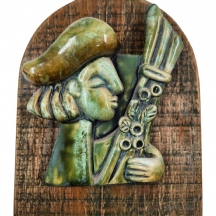 תבליט קרמיקה דקורטיבי מעוטר בזיגוג ירוק, מוצמד ללוח, לא חתום, אמן לא ידוע