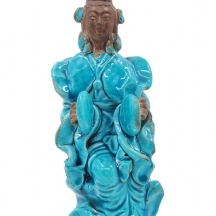 פסל סיני דקורטיבי עשוי קרמיקה מעוטר בזיגוג בגווני טורקיז, לא חתום