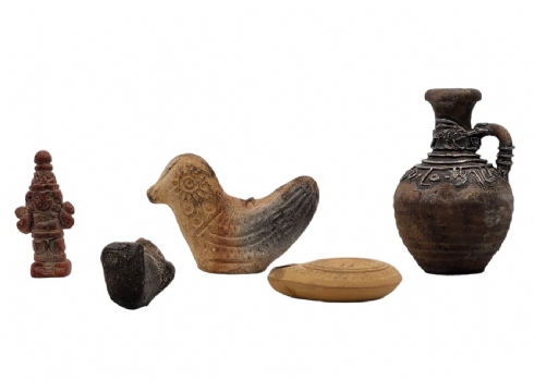 לוט של 5 חפצי נוי עשויים חרס, יצרנים ודגמים שונים, הכד מעוטר עיטורי כסף סטרלינג