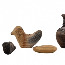 לוט של 5 חפצי נוי עשויים חרס, יצרנים ודגמים שונים, הכד מעוטר עיטורי כסף סטרלינג