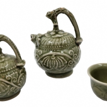 סט של 3 חפצי נוי ישנים עשויים חרס מעוטרים זיגוג סלדון (Celadon glaze) ובחריטת