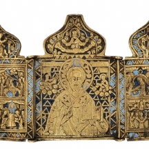 איקונה רוסית אורתודוכסית עתיקה מהמאה ה-19, מעוצבת כטריפטיך, עשויה פליז ומעוטרת